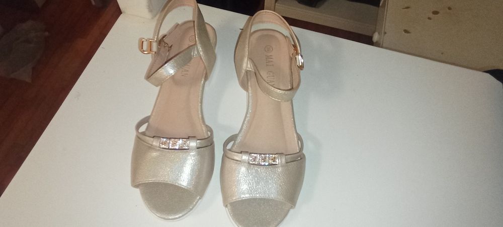 Бежевые босоножки