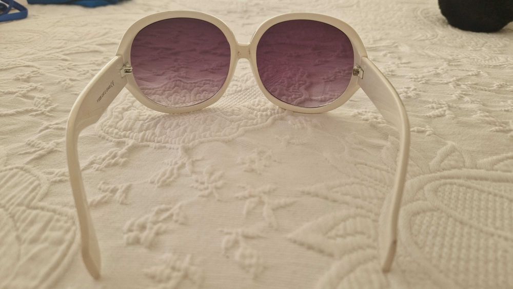 Óculos de sol brancos