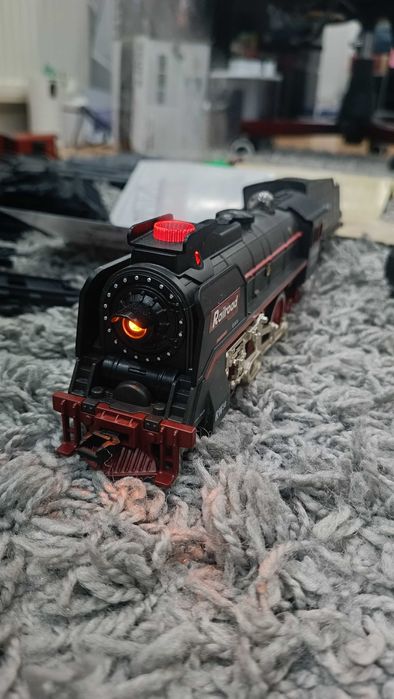 Klasyczna kolejka retro z efektem dymu na akumulator , pociąg