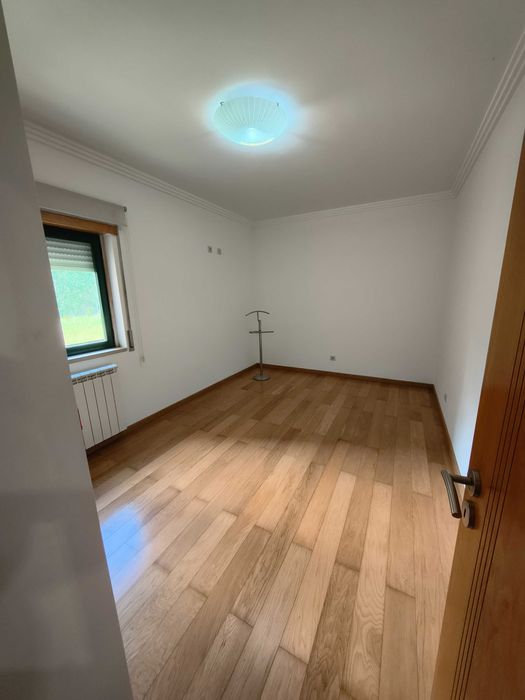 Apartamento T1 de 70 m2 úteis e mais varanda na serra de casal de cambra - junto à entrada do Belas Clube de Campo