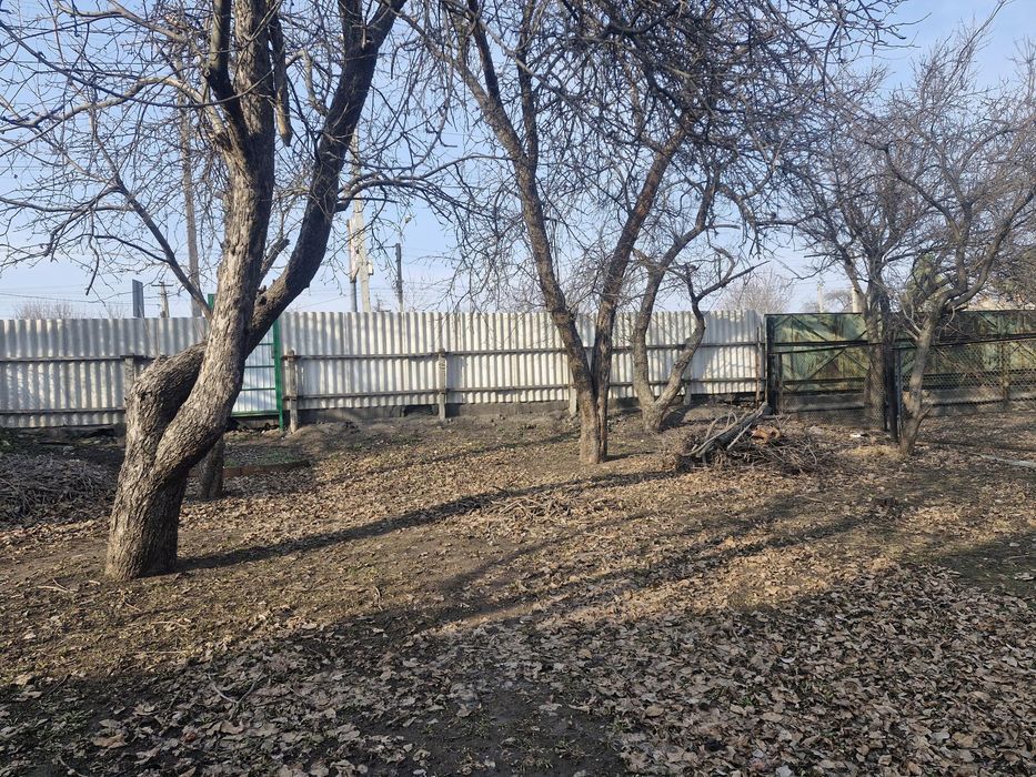 Продається 1/2 житлового будинку з ділянкою 10 соток та маленьким пруд