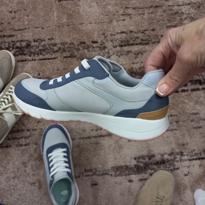 Жіночі кросівки  42-43 р.