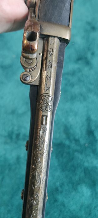 Pistola decorativa estilo antigo (réplica de pederneira)