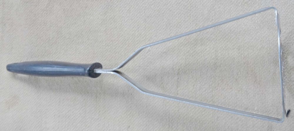 Толкучка почти новая с нержавейки диаметр 7,5 см длина ручки 28 см