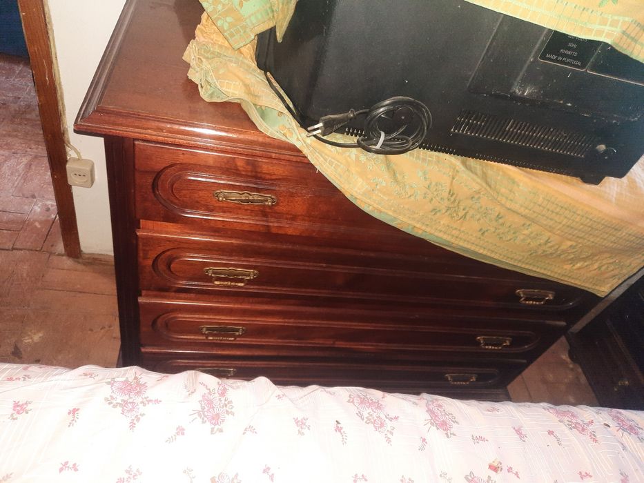 Mesa de cabeceira e comoda