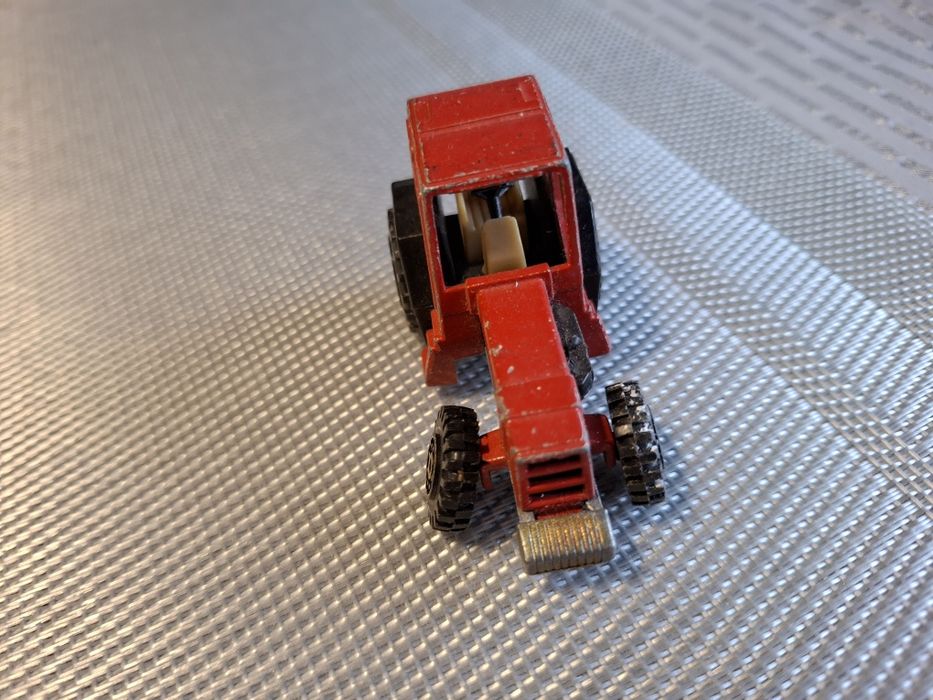 Model traktor skala 1:64