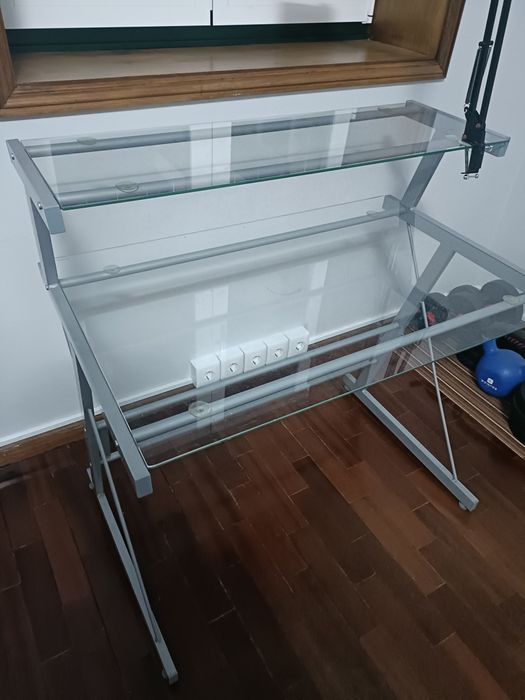 Secretaria de vidro usada
