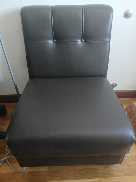 Sofá individual bem estimado