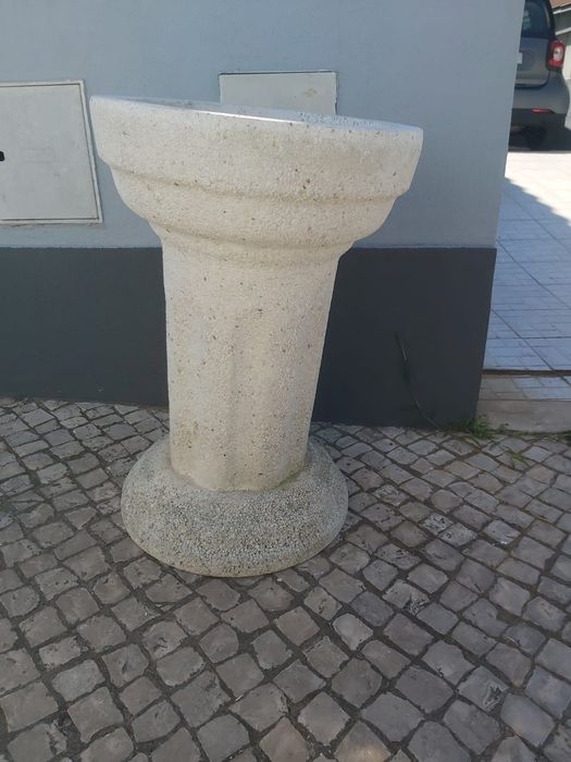 Mesa e 2 bancos de jardim