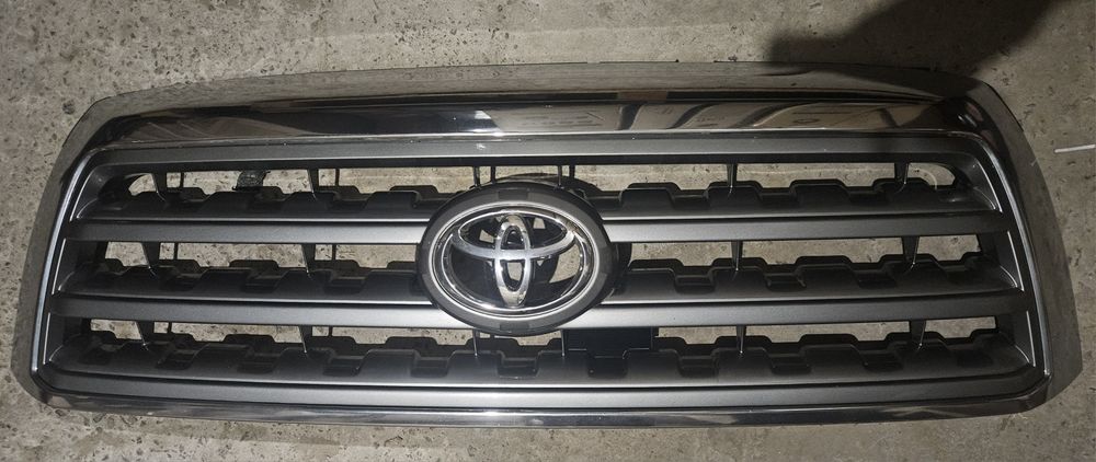 Продам решітку капота для Toyota Sequoia 08-17/Toyota Tundra 08-13