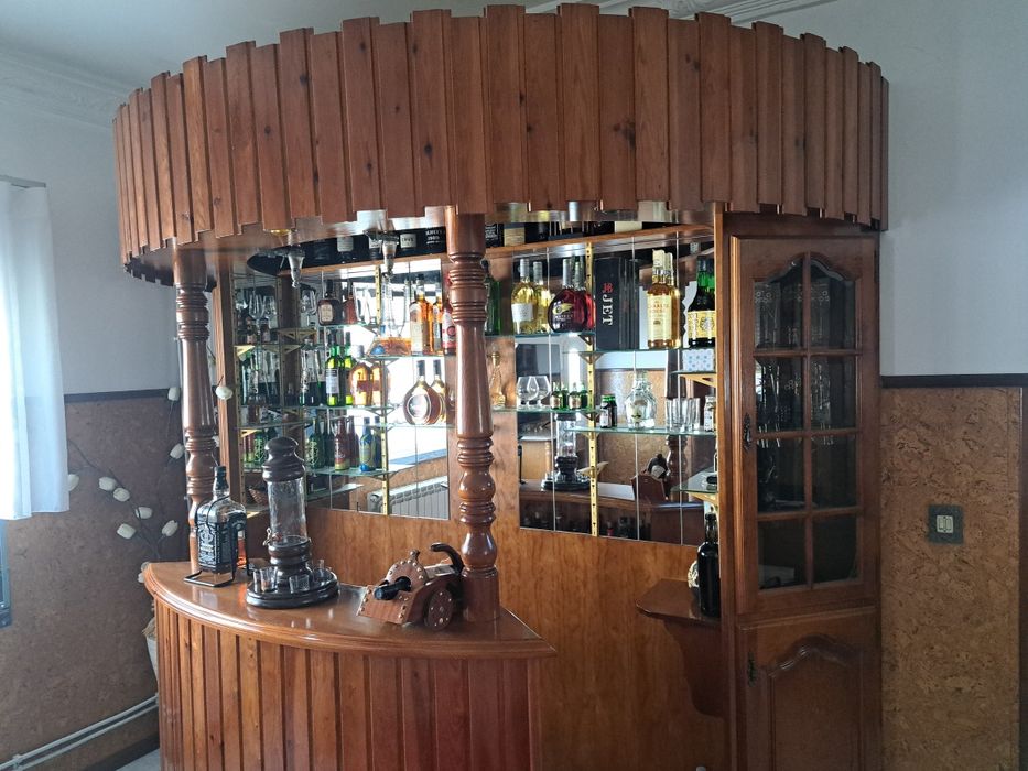 Bar garrafeira e decoração
