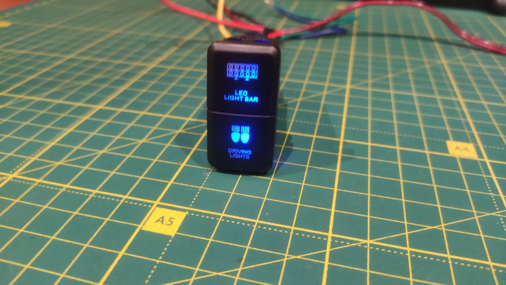 Кнопка Тойота штатная двойная 39 х 21мм