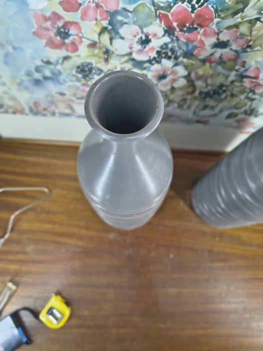 Zestaw 2 nowoczesnych wazonów dekoracyjnych – szare, ceramiczne