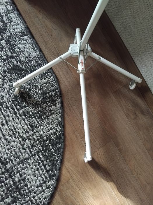 Підлогова пересувна вішалка