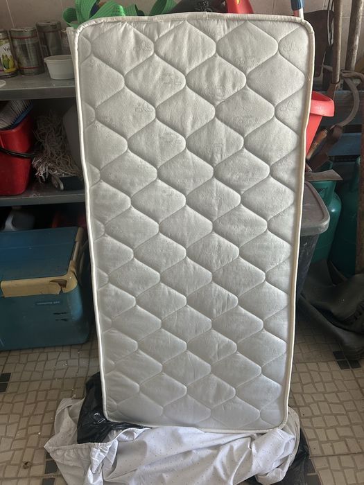 Venda de cama bebe viagem e um colchao de 60x120