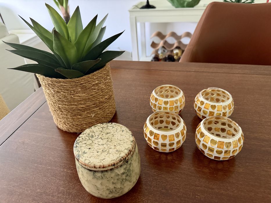 Conjunto decorativo – Planta, 4 porta-velas e caixa em cerâmica