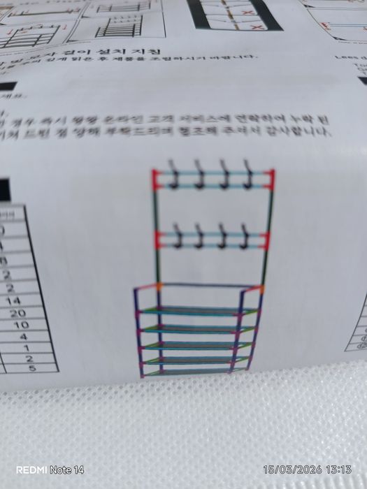 Cabideiro e sapateiro, mesa criado mudo.