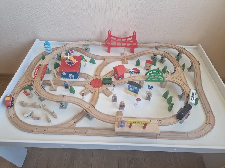Велика дерев’яна залізниця з ігровим столом 130 шт