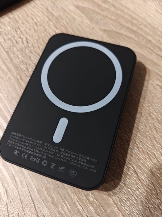 Компактний павербанк з підтримкою MagSafe для iPhone.