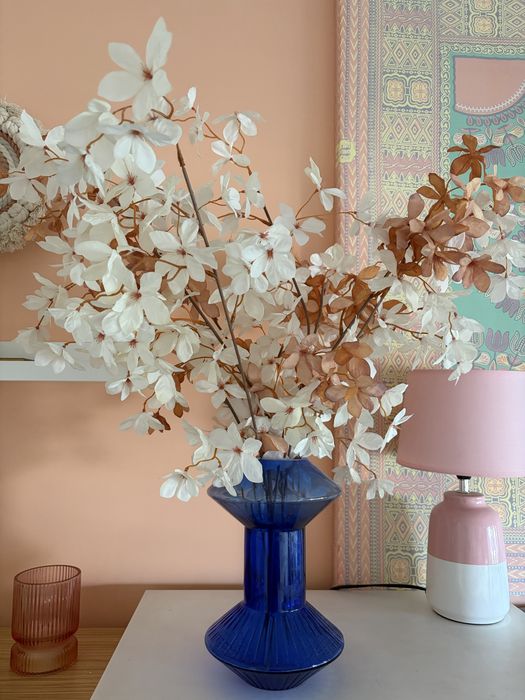 Jarra com flores artificiais