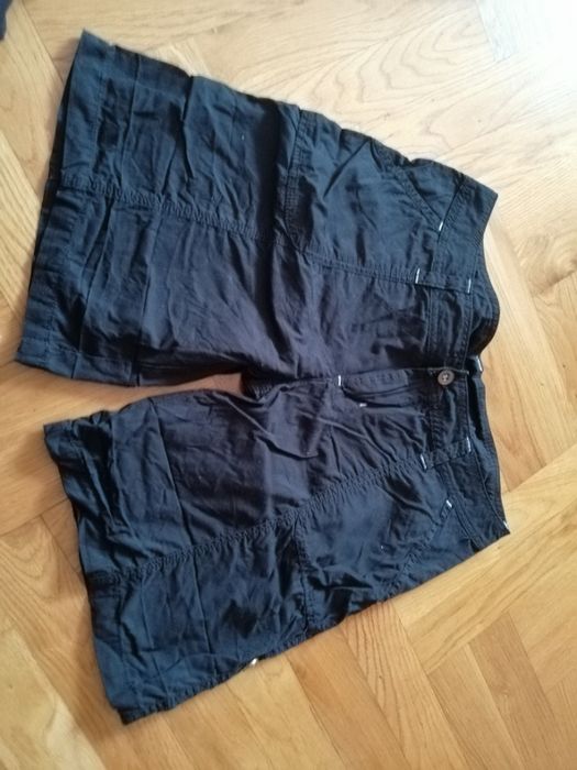 Czarne spodenki materialowe