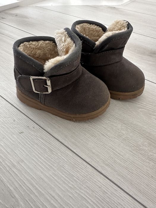 Кросівки, черевики, тапочки