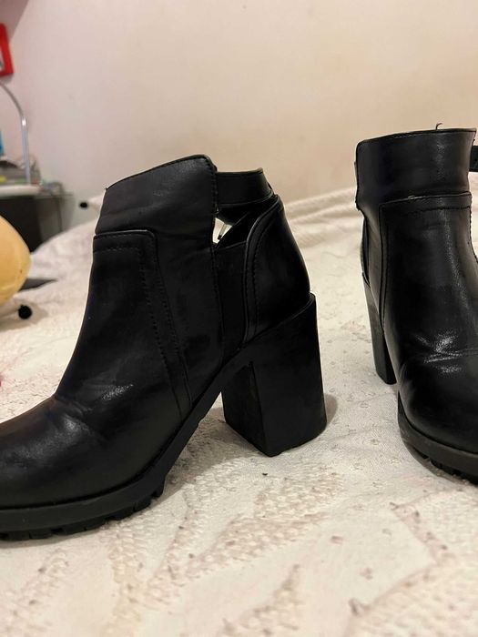 Botins abertos com salto
