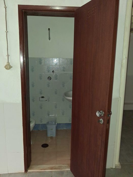 Aluga-se Armazém na freguesia de Santa Clara - Lisboa. Tm 914083889