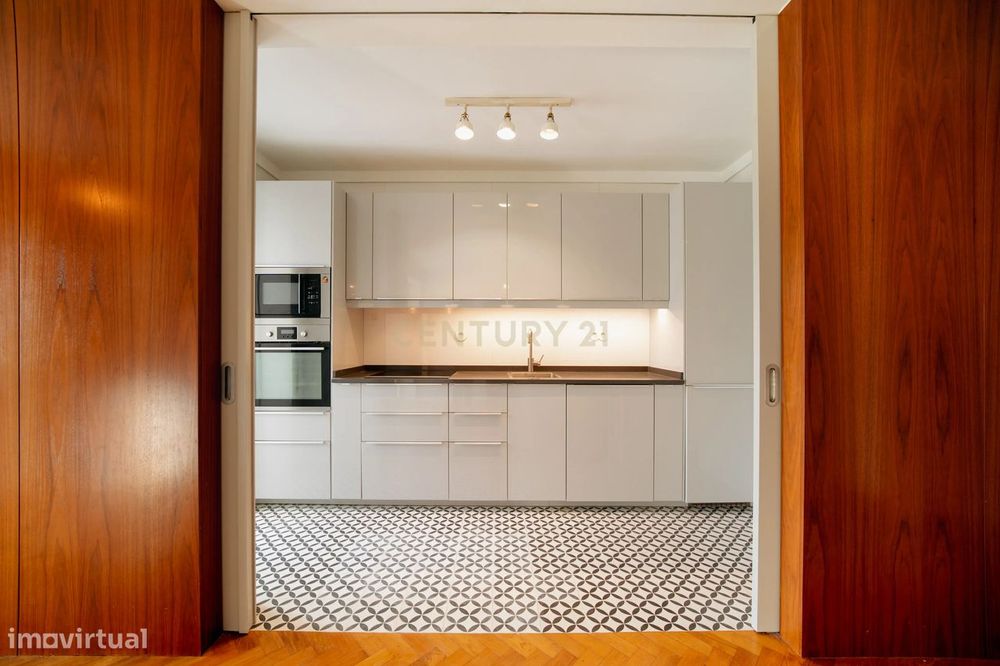 Apartamento T2  na Rua Manuel Carqueja - junto à Praça Velasquez - Por