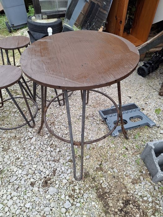 Mesa de madeira e ferro com cadeiras