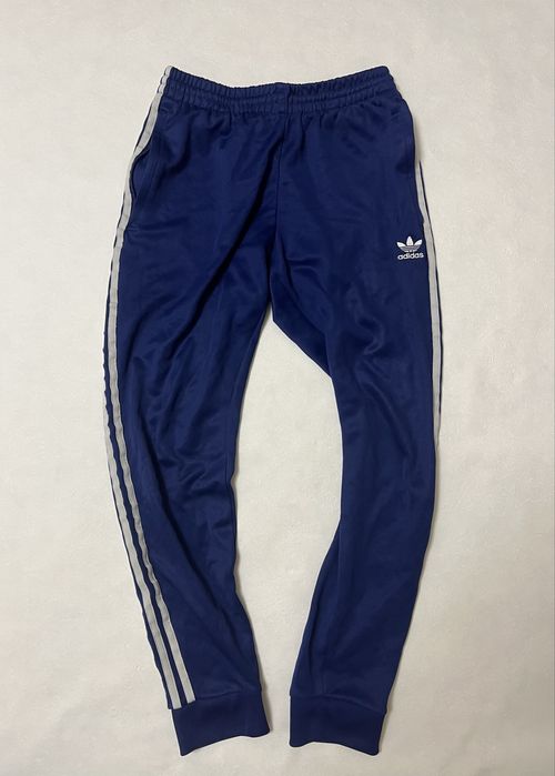 Штаны adidas.