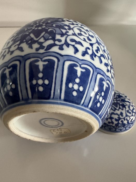 jarro em porcelana azul e branca com tampa