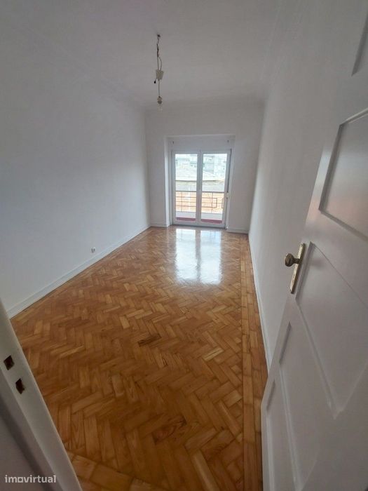 Apartamento T2 com varanda em Almada
