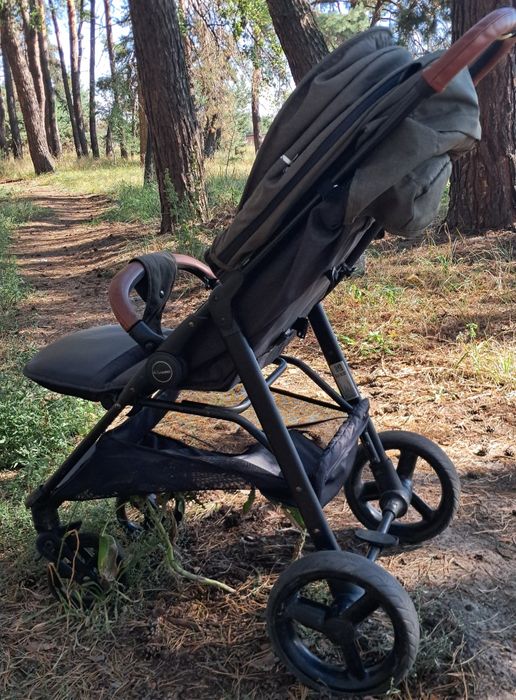 Прогулянкова дитяча коляска