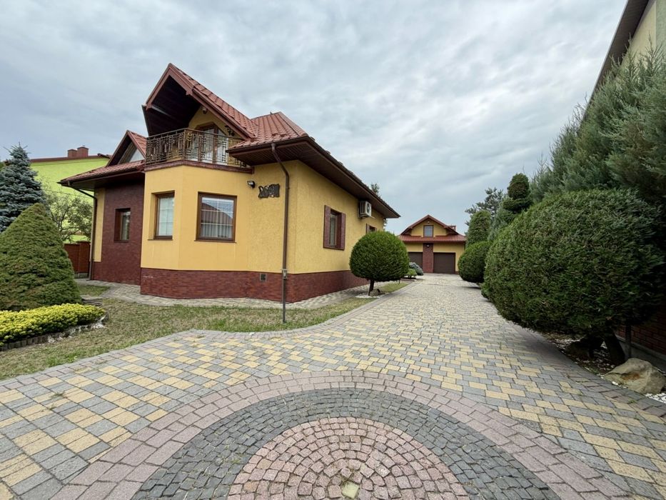 Продаж приватного будинку з басейном у Жовкві • 10 сот землі