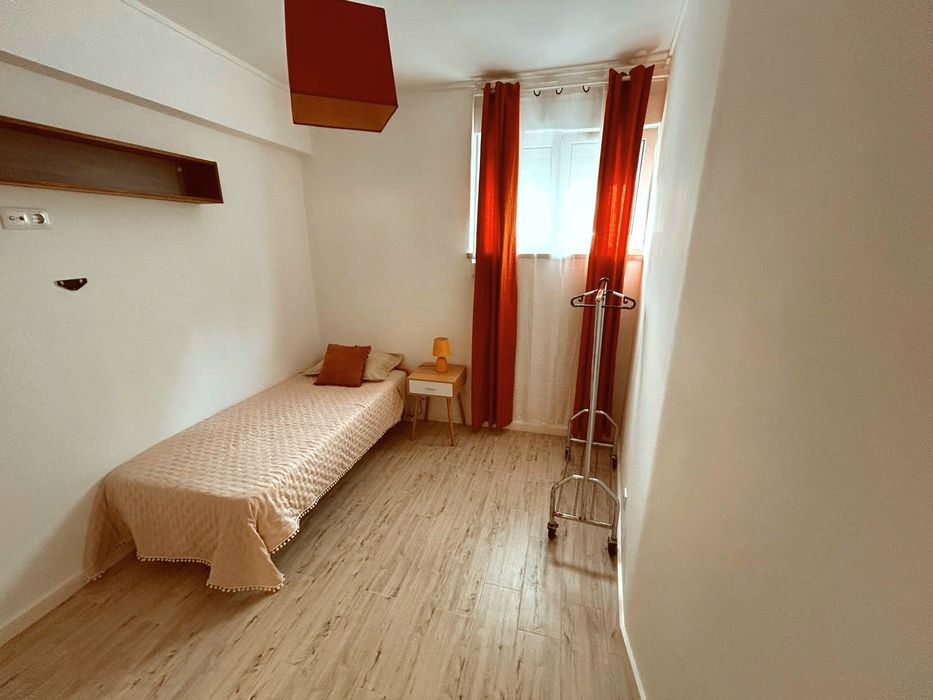Quarto mobilado na Amadora