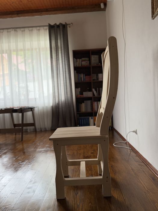 Продається деревяний стілець