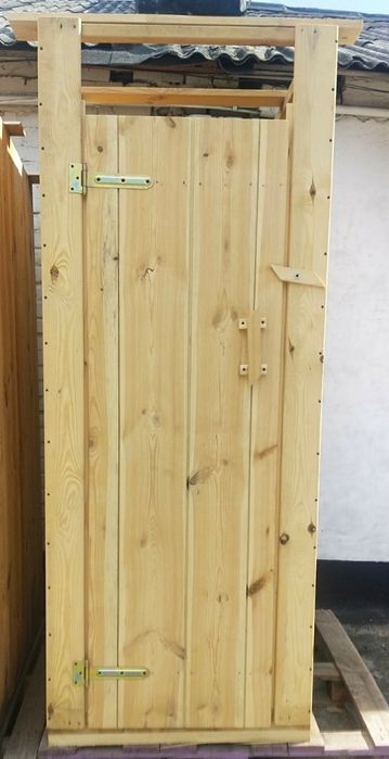 Деревянный садовый туалет