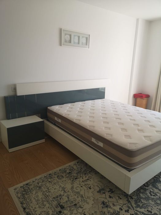 mobília de quarto em madeira branca e cinza com cama, duas mesas de c