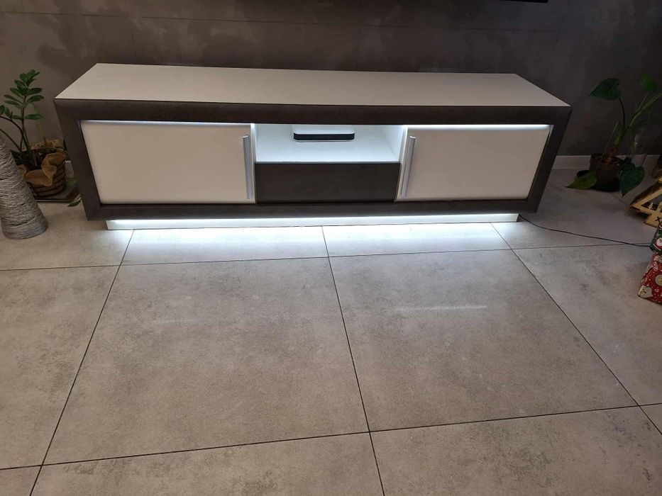 Półka pod telewizor podświetlenia