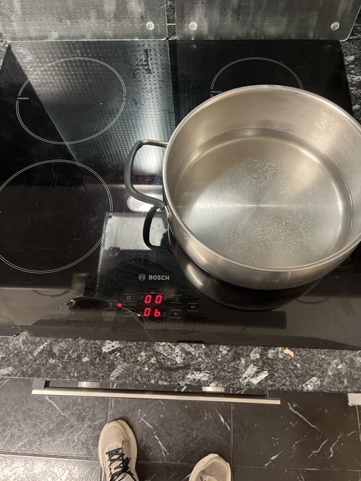 Placa de induçao com A função Booster (ou Power Boost) + Forno com sistema autolimpesa / ambos os eletrodomestico têm classificaçao energetica A++