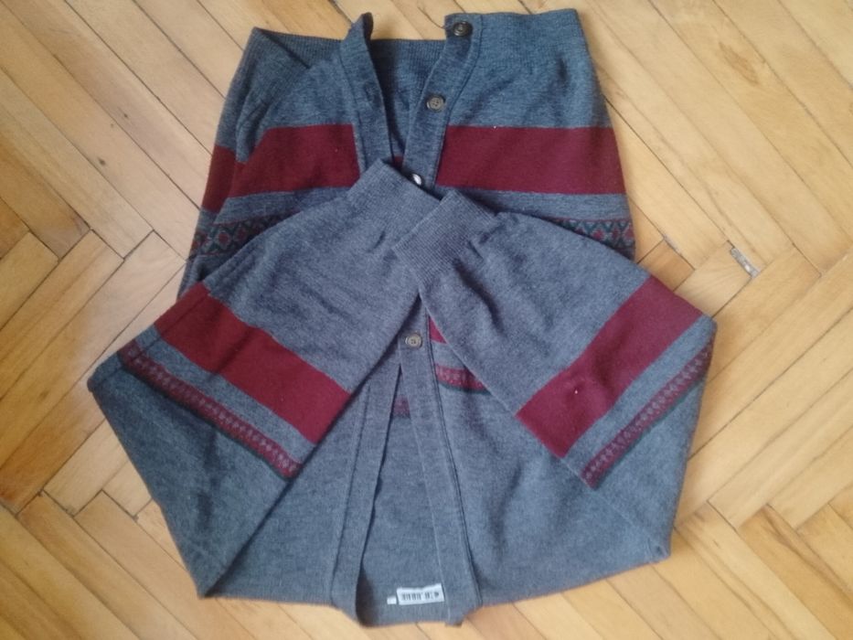 Продам теплий кардиган , сірий , з червоно-зеленим візерунком.