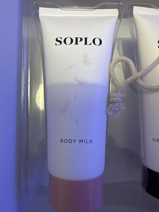 Conjunto de perfume, gel de banho e creme de corpo