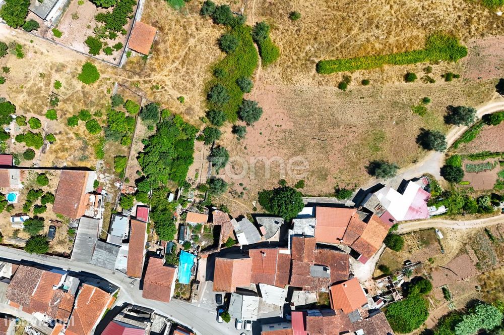 Moradia em ruínas com terreno