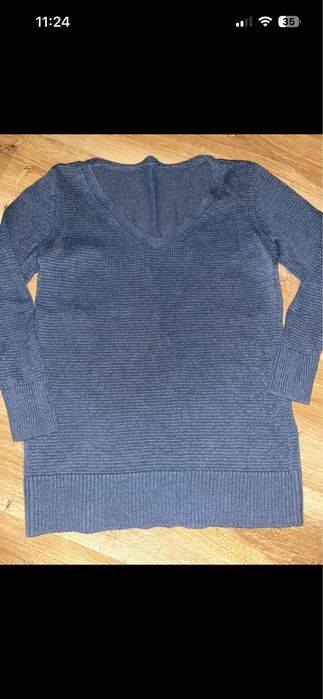 Swetr damski z dekoltem V