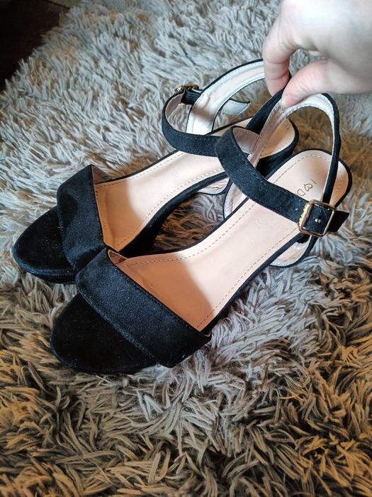Czarne buty na obcasie
