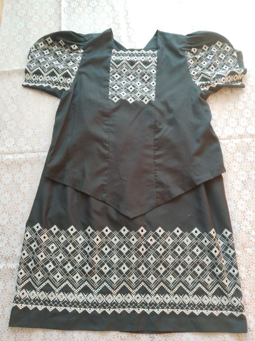 Elegancka haftowana  dwuczesciowa sukienka z czasów PRL-u
