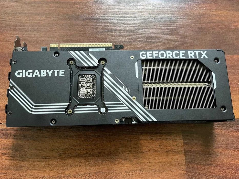 Placa Gráfica Gigabyte RTX 5070 WINDFORCE OC SFF 12GB