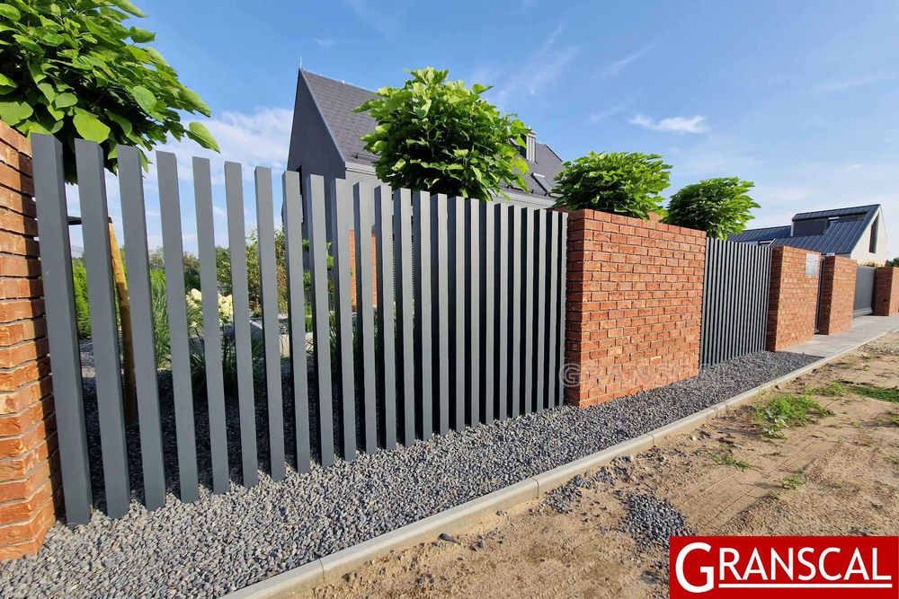 Nowoczesne pionowe ogrodzenie aluminiowe brama furtka Poznań