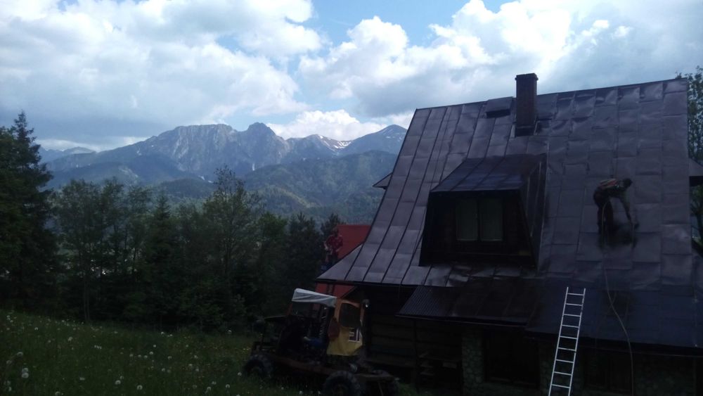 Malowanie dachów pokrytych dachówką, blachą, gontem. Prace dekarskie